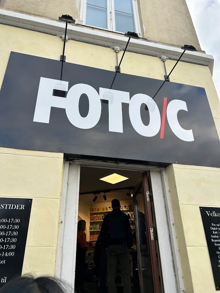FOTO C — LED-udhængsskilte & facadeskilt i København K — billede 2