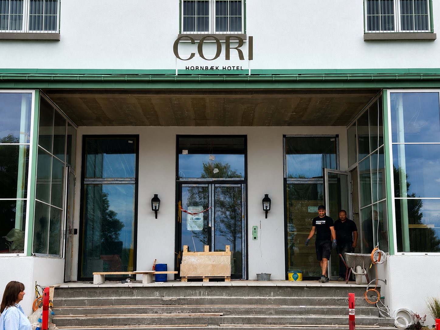CORI Hornbæk Hotel — facadeskilt over entrédør