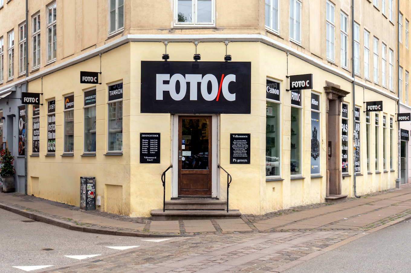 FOTO C — LED-udhængsskilte & facadeskilt i København K