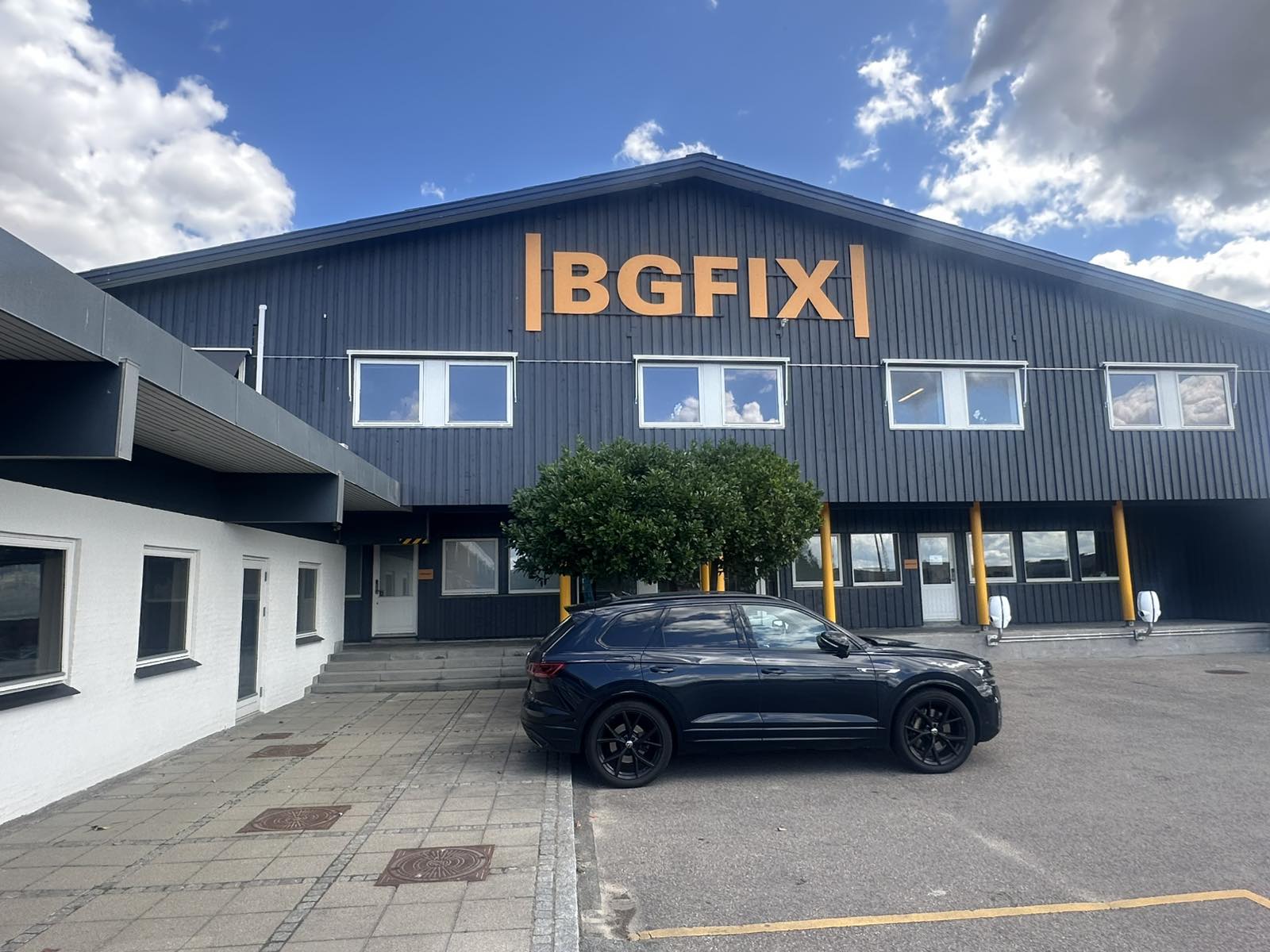 BGFIX — Facade & wayfinding