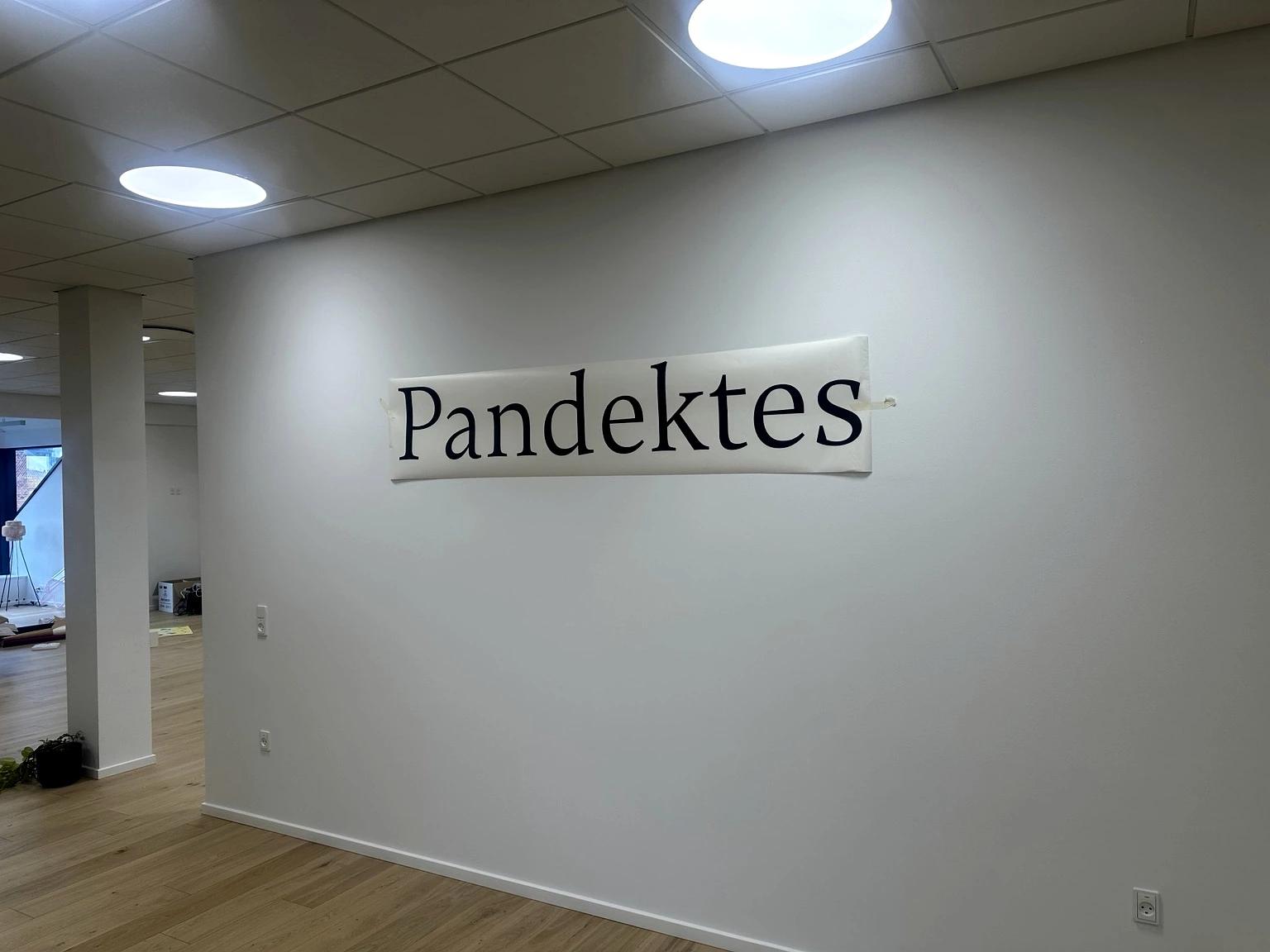 Pandektes — sorte LED-bogstaver og væggrafik — billede 3