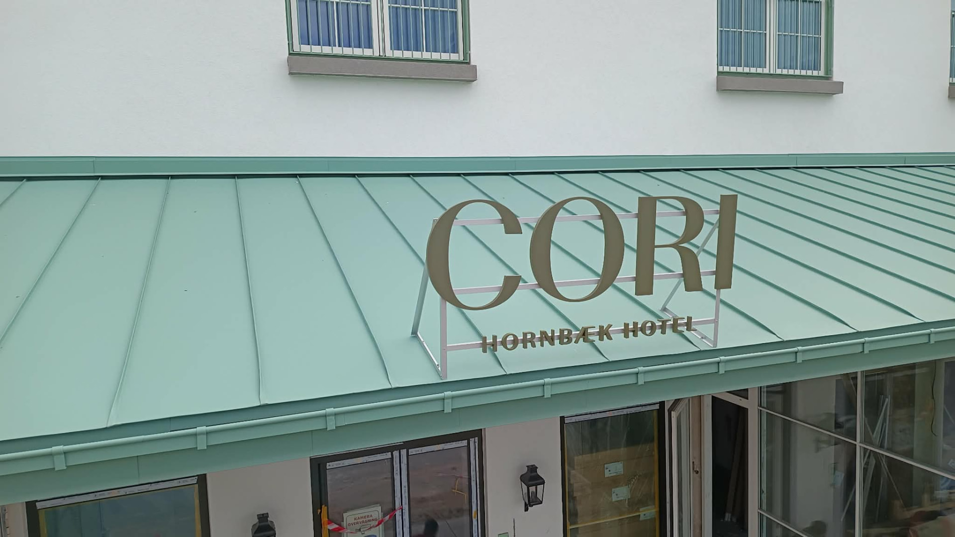 CORI Hornbæk Hotel — facadeskilt over entrédør — billede 1
