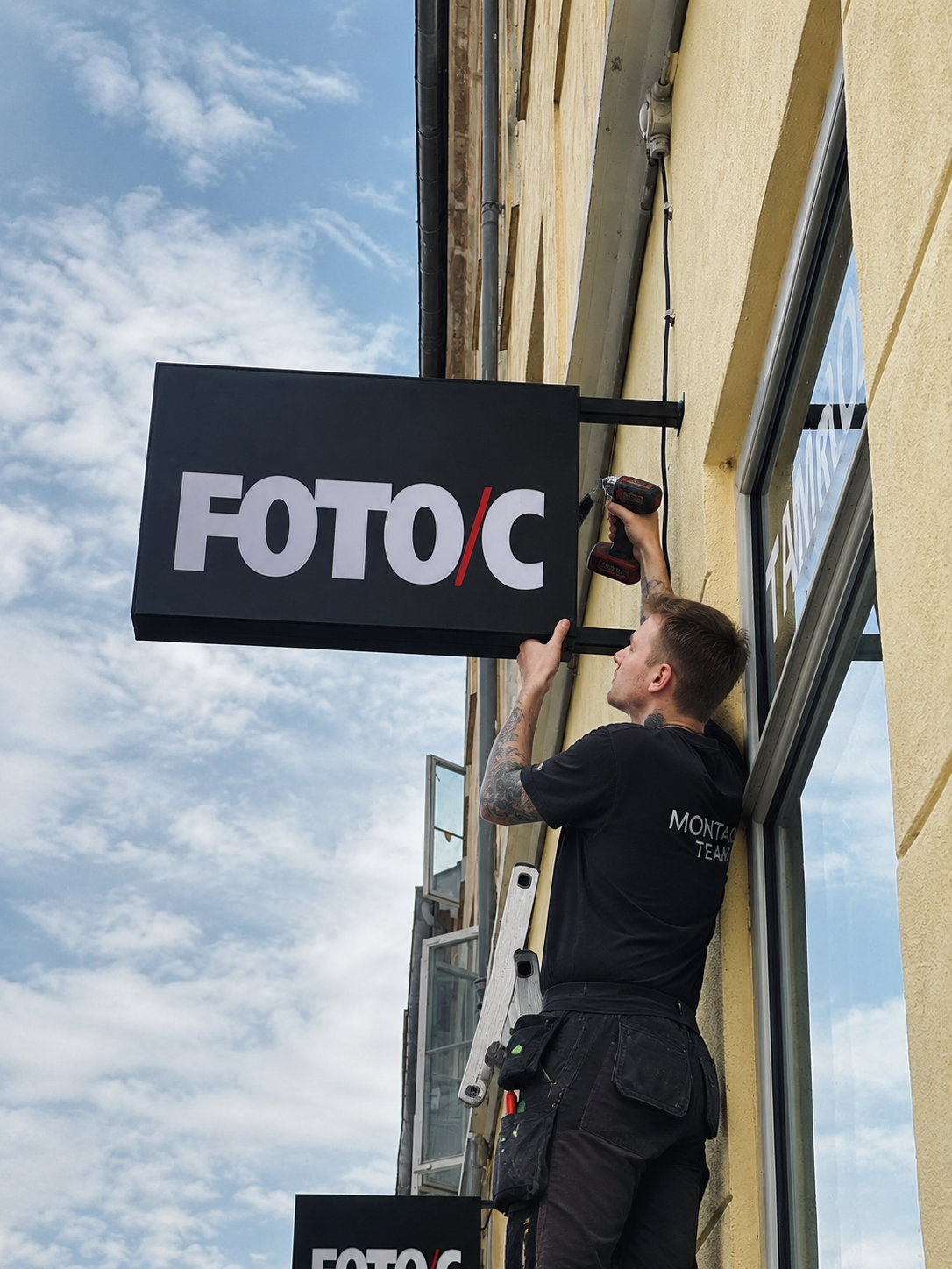 FOTO C — LED-udhængsskilte & facadeskilt i København K — billede 3