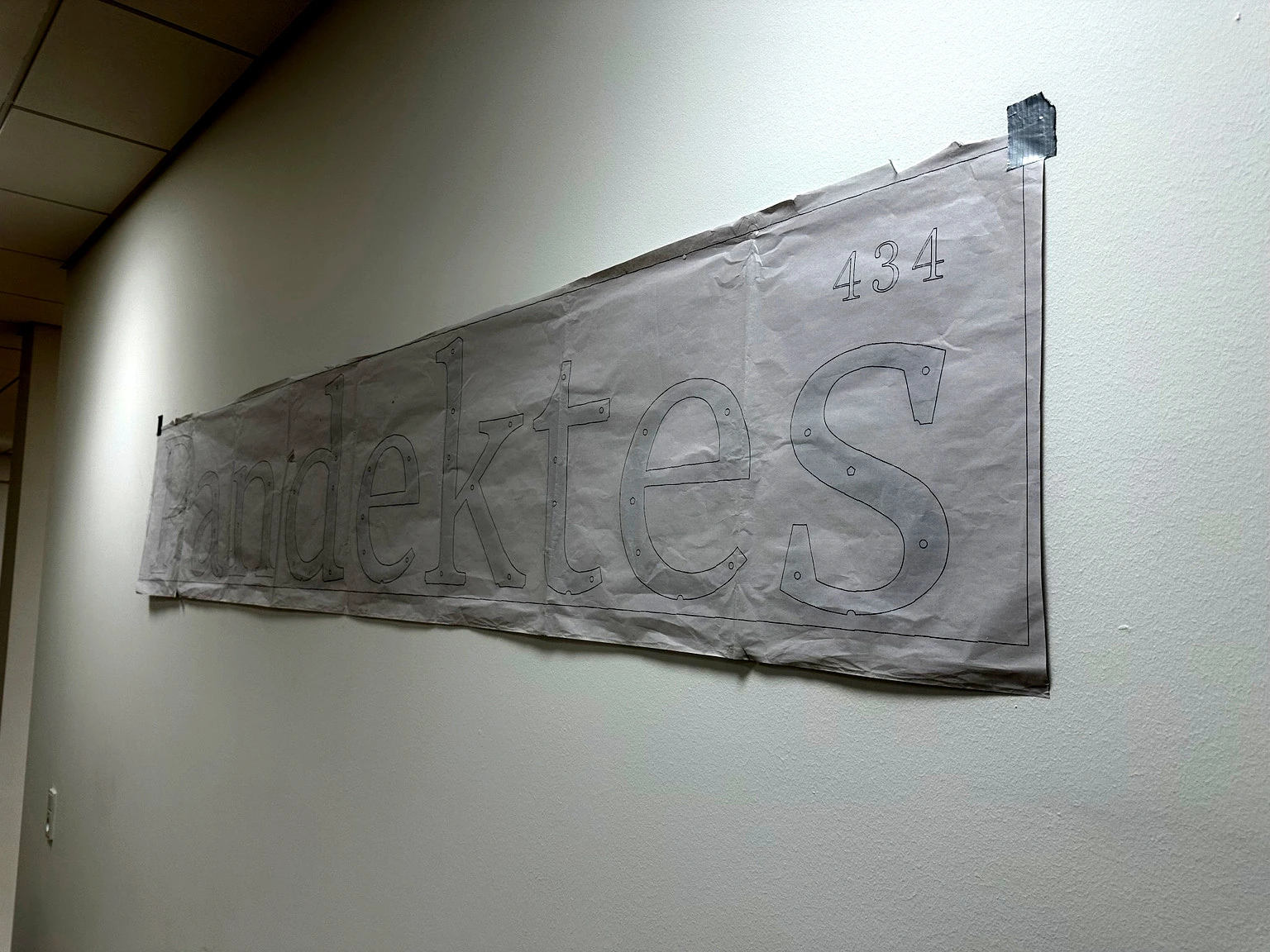 Pandektes — sorte LED-bogstaver og væggrafik — billede 7