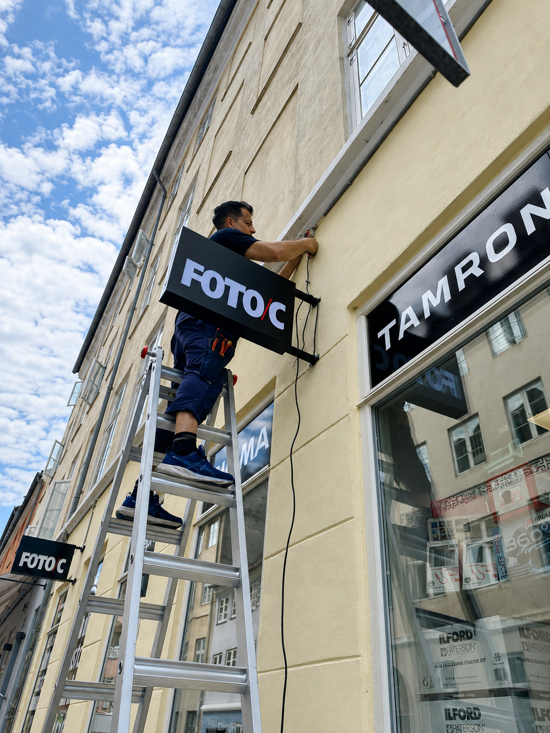 FOTO C — LED-udhængsskilte & facadeskilt i København K — billede 4
