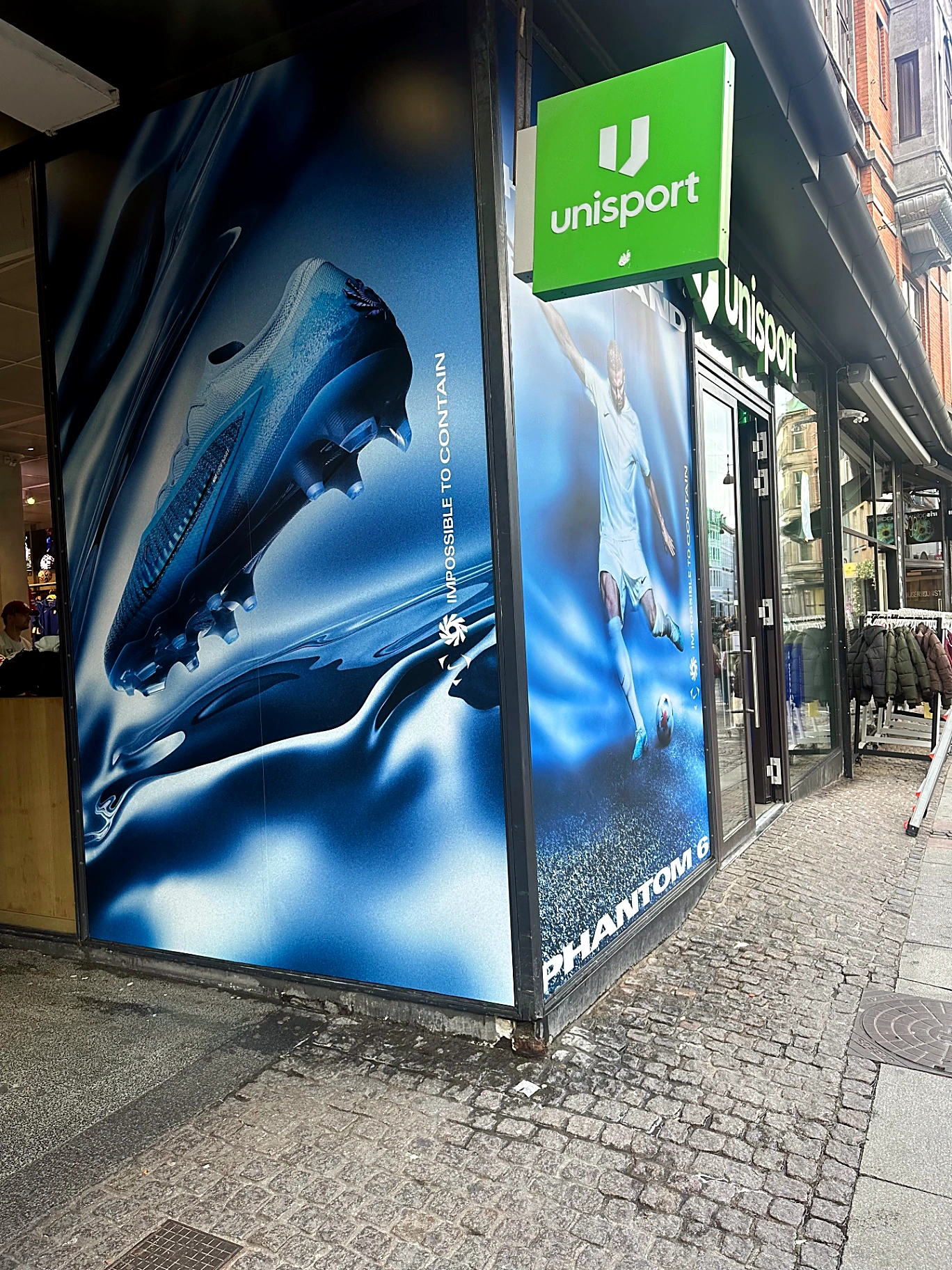 Unisport — Nike White Pack-vinduer på Strøget — kvadratisk billede til Instagram og Facebook