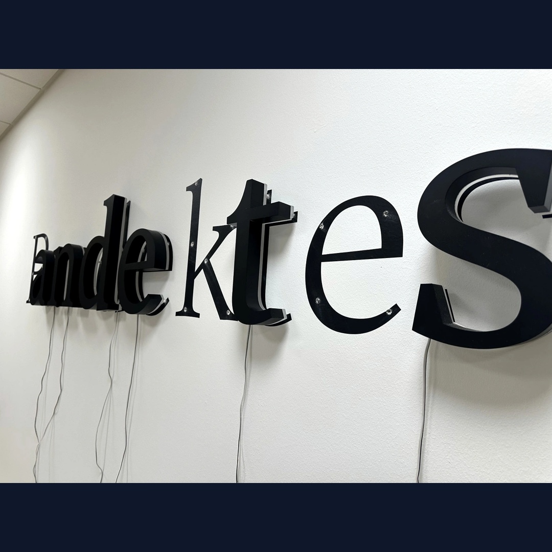 Pandektes — sorte LED-bogstaver og væggrafik — kvadratisk billede til Instagram og Facebook