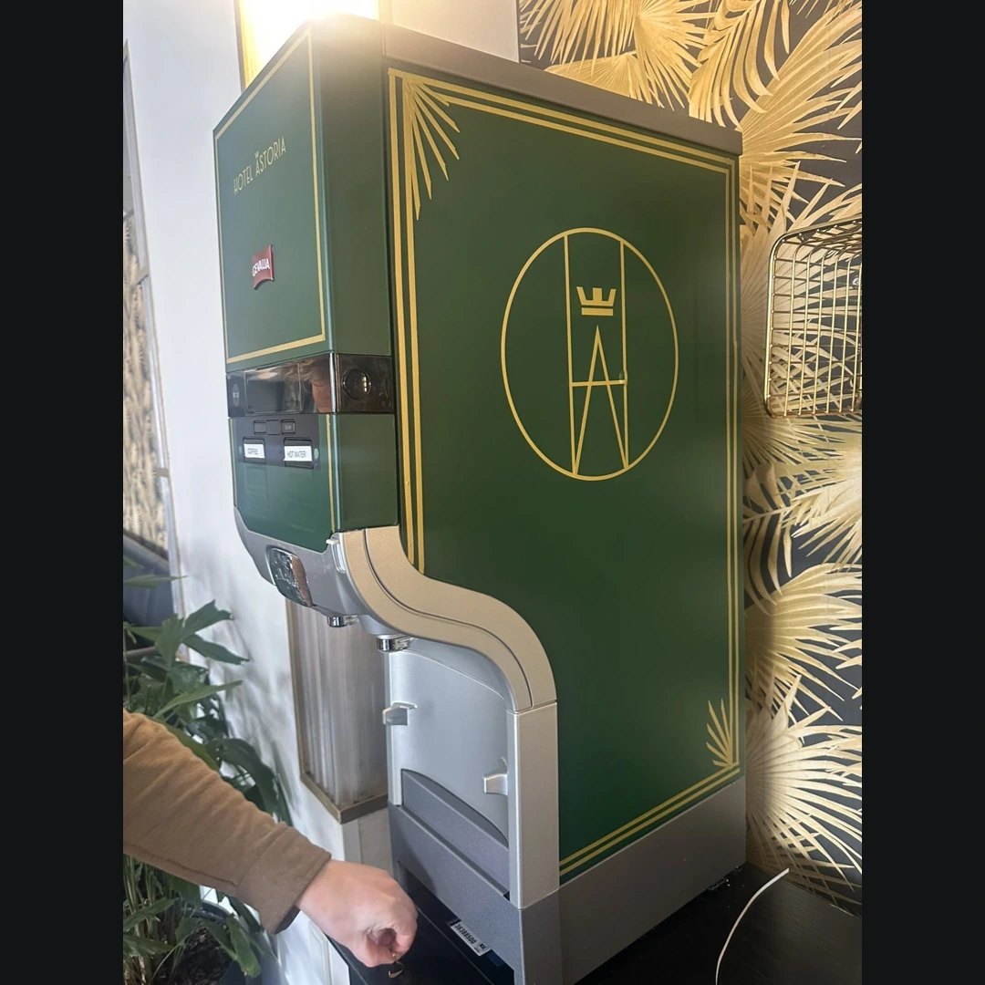 Hotel Astoria — Art-deco-folie på kaffemaskiner — kvadratisk billede til Instagram og Facebook