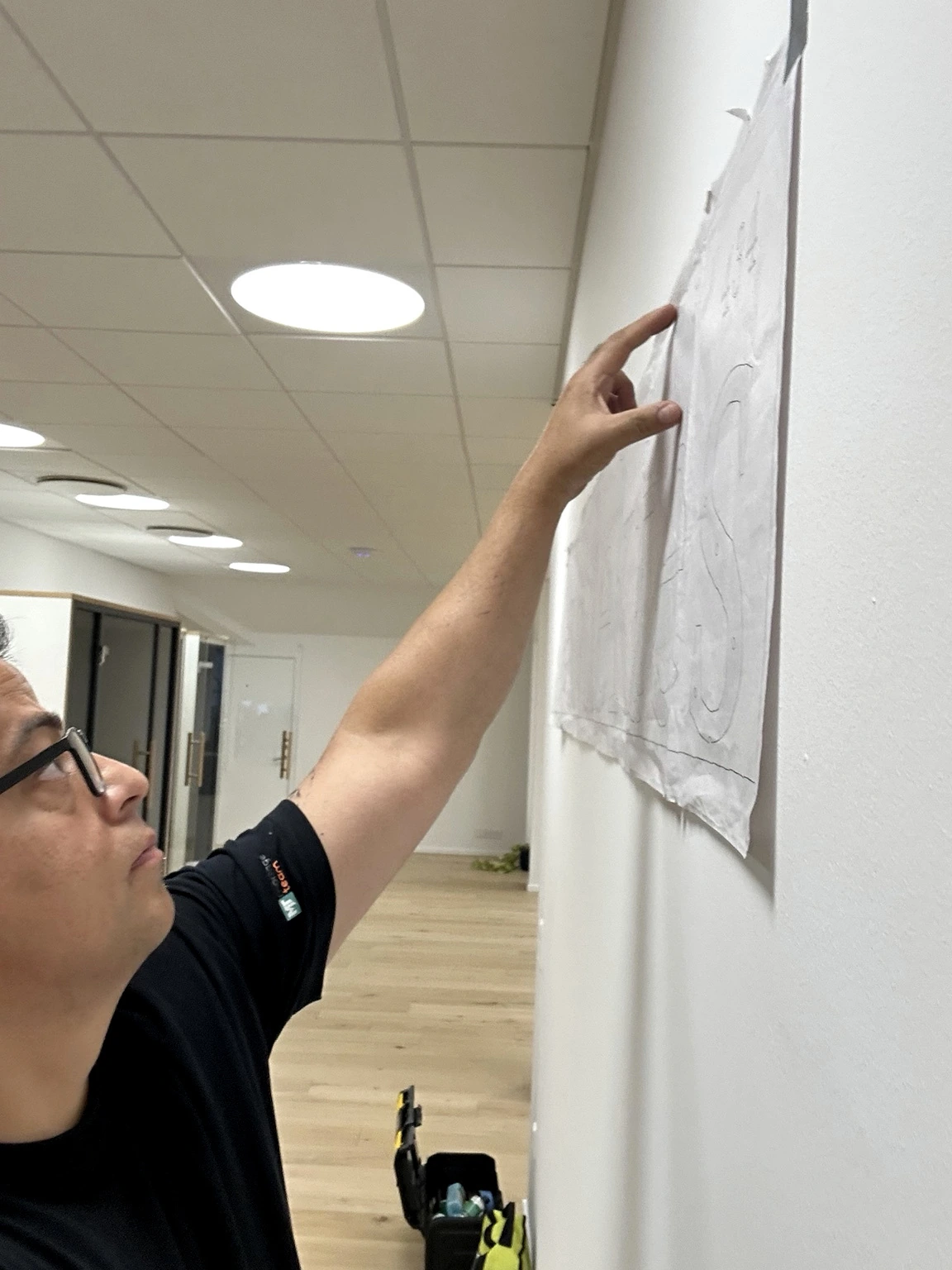 Pandektes — sorte LED-bogstaver og væggrafik — billede 8