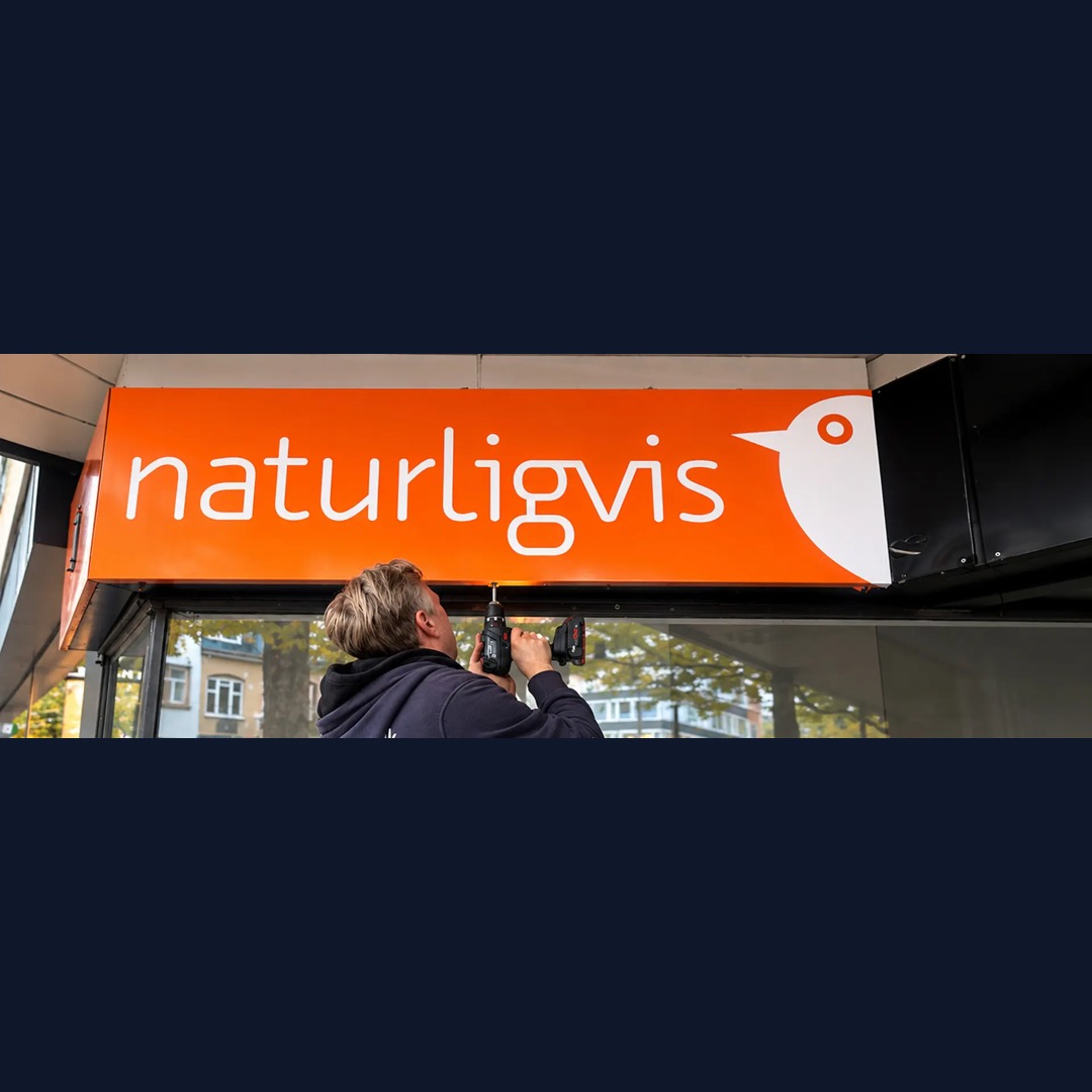 Naturligvis — Facelift af skiltplader — kvadratisk billede til Instagram og Facebook
