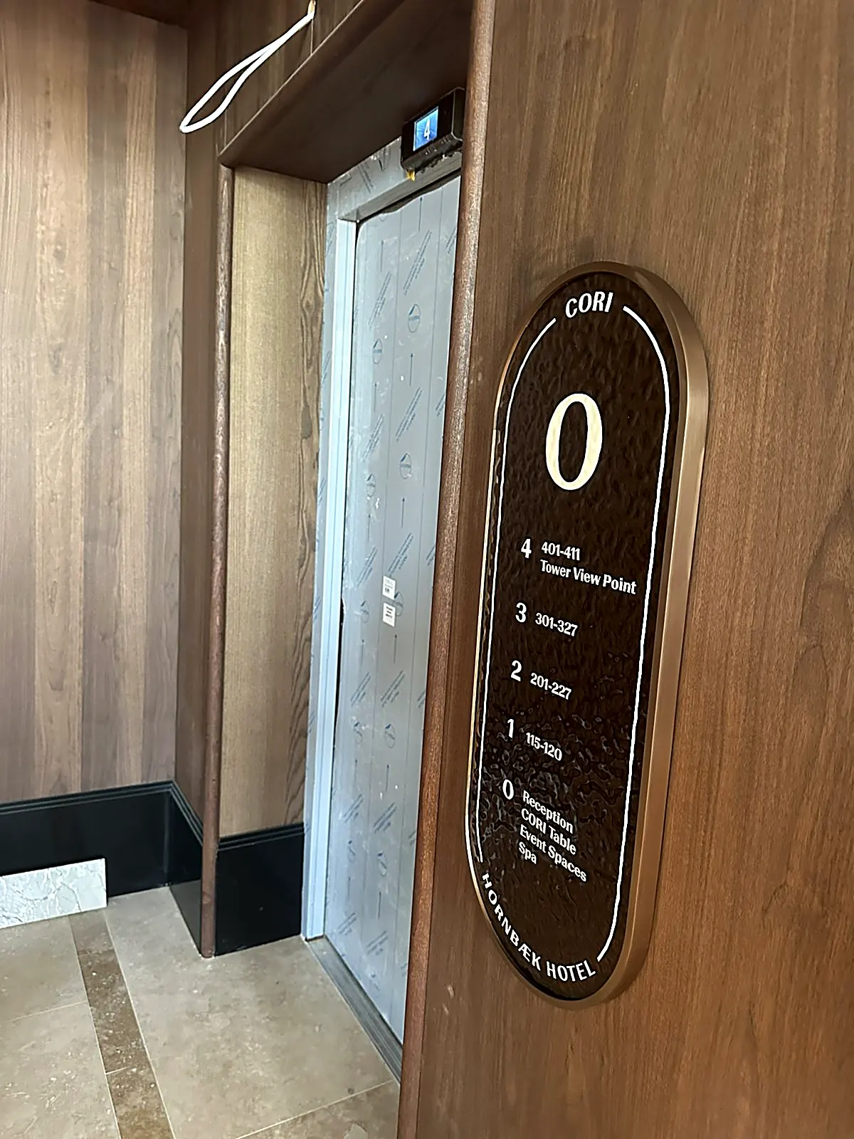 CORI Hornbæk Hotel — indvendig skiltning i stueetagen — billede 11