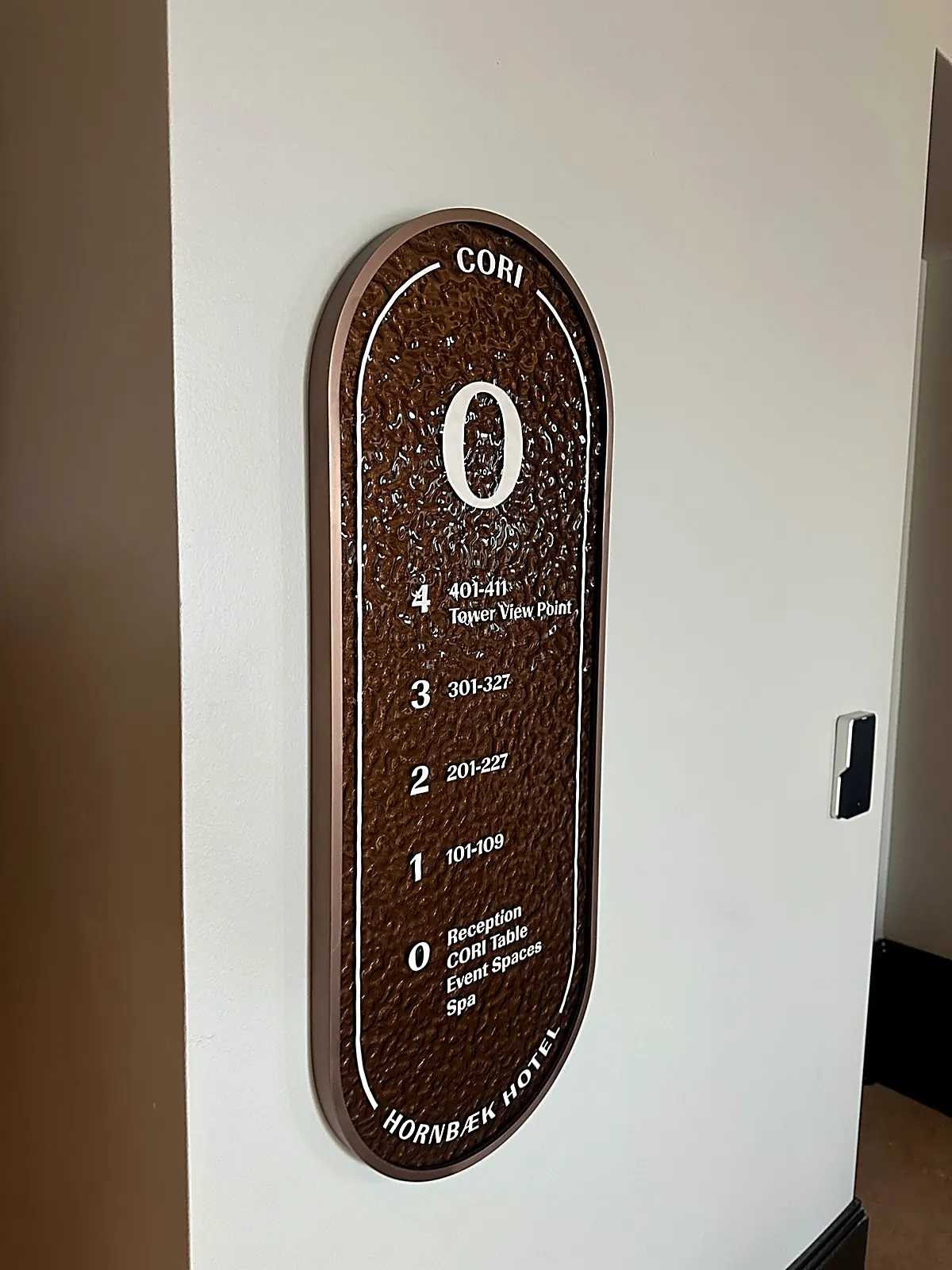CORI Hornbæk Hotel — indvendig skiltning i stueetagen — billede 14