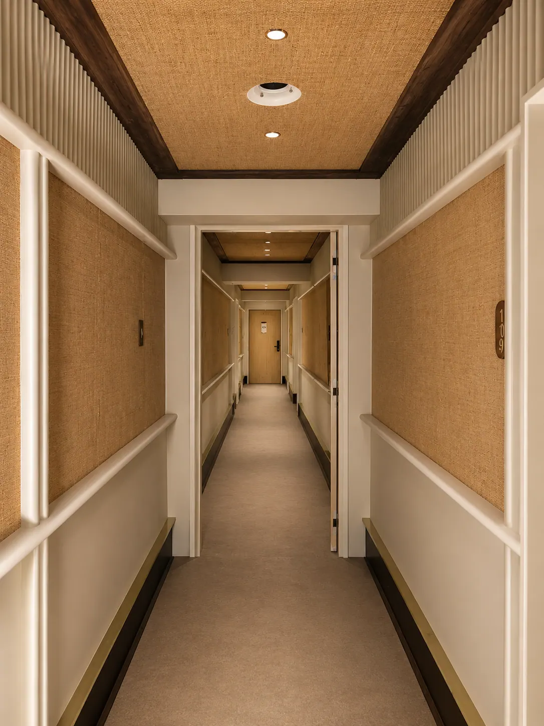 CORI Hornbæk Hotel — facadeskilt over entrédør — billede 3