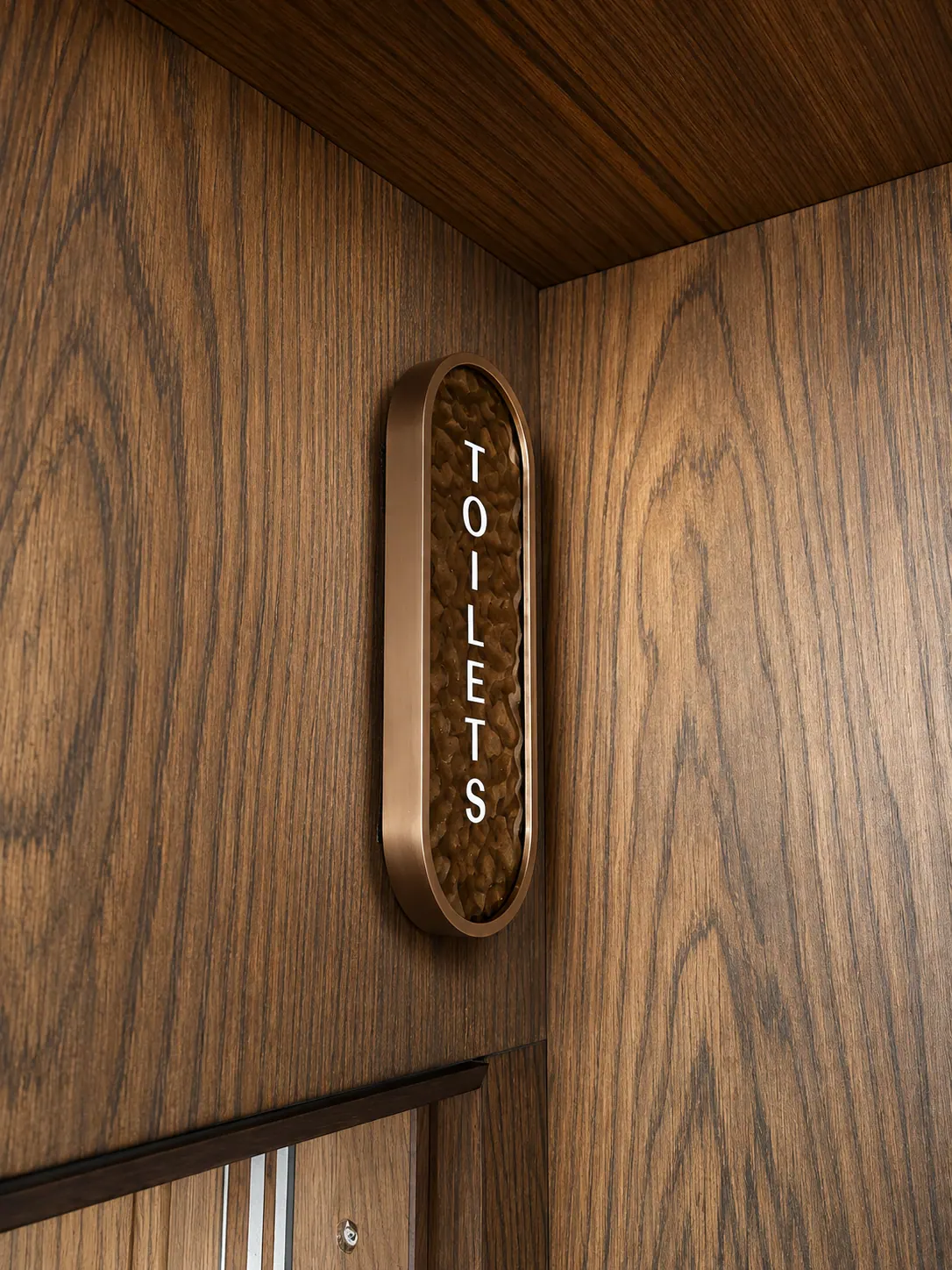 CORI Hornbæk Hotel — facadeskilt over entrédør — billede 4