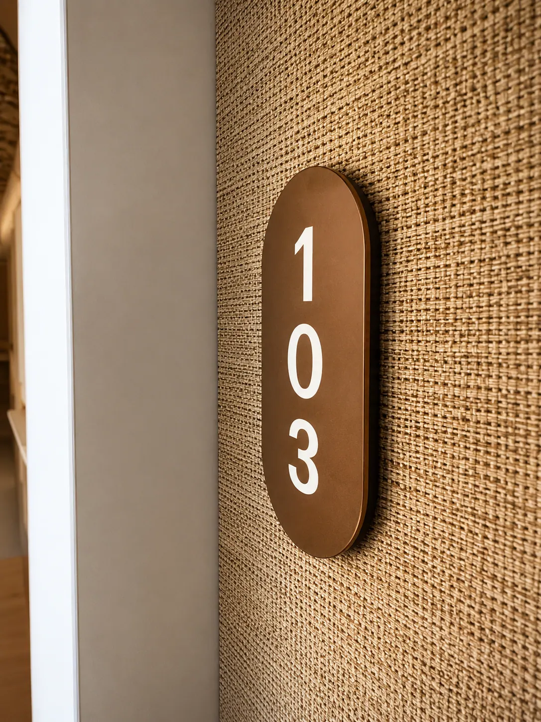 CORI Hornbæk Hotel — facadeskilt over entrédør — billede 5