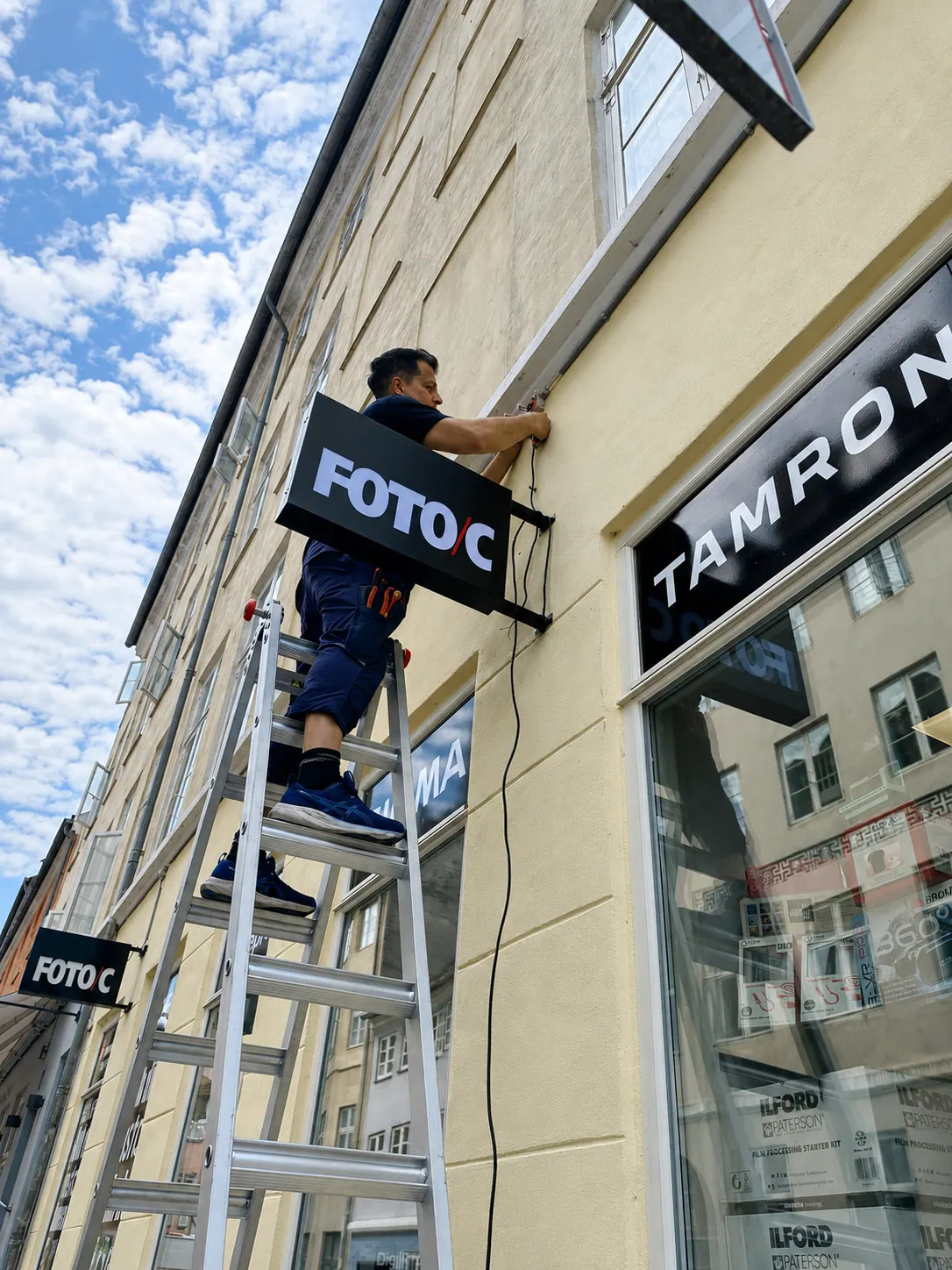 FOTO C — LED-udhængsskilte & facadeskilt i København K — billede 4