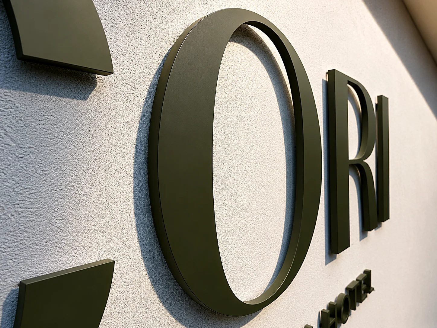 CORI Hornbæk Hotel — facadeskilt over entrédør — billede 11