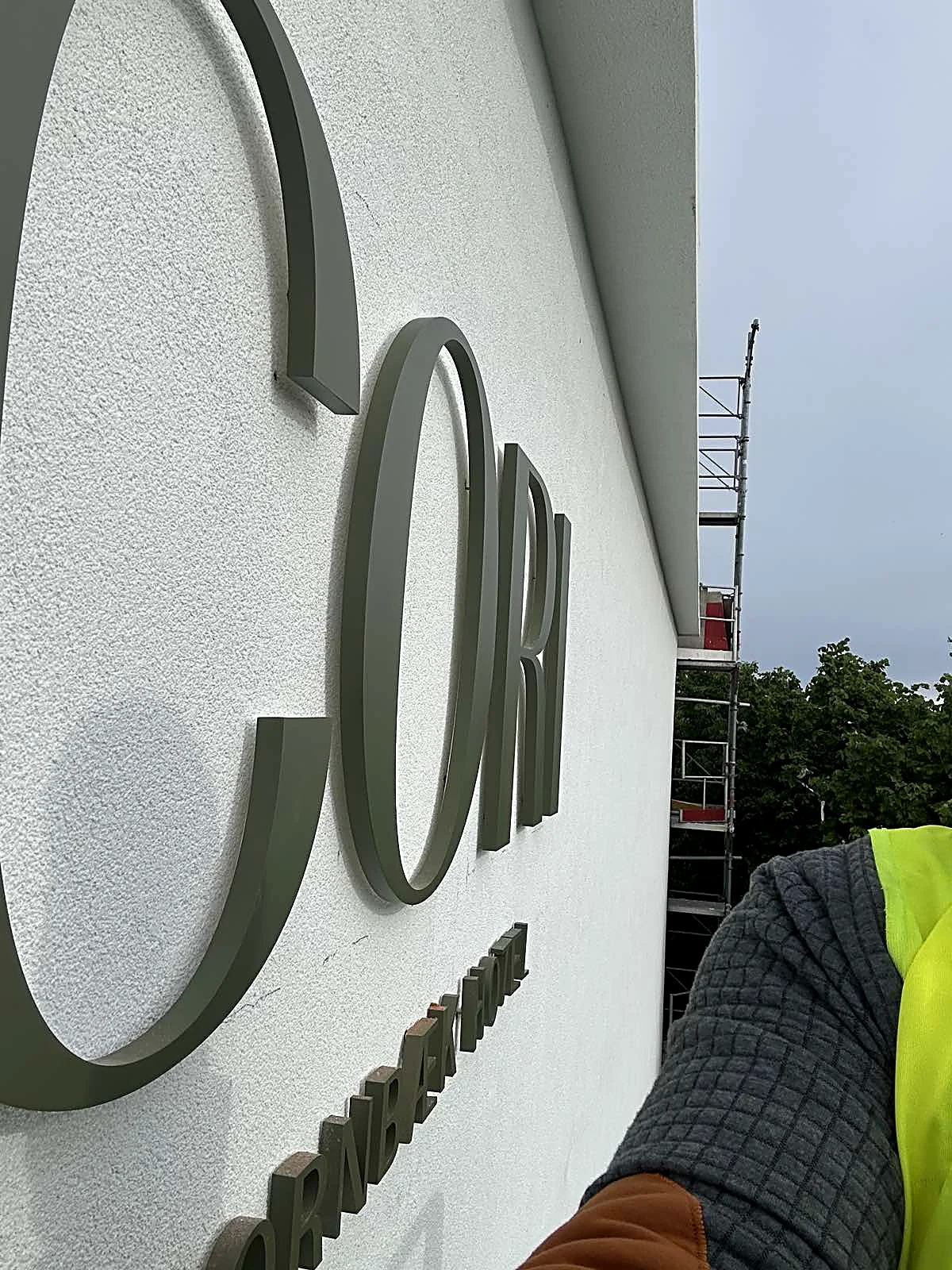 CORI Hornbæk Hotel — facadeskilt over entrédør — billede 16