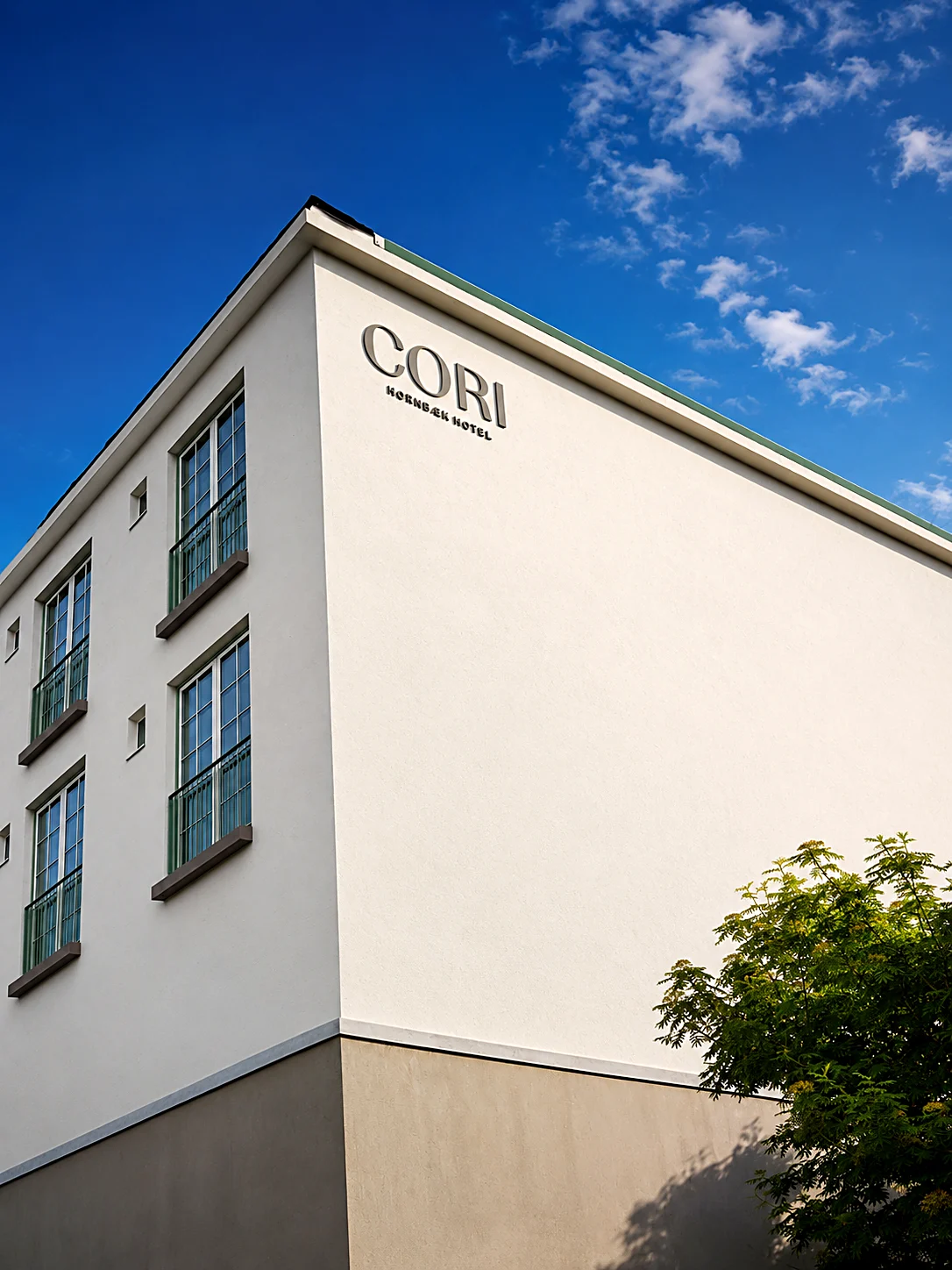 CORI Hornbæk Hotel — facadeskilt over entrédør — billede 10