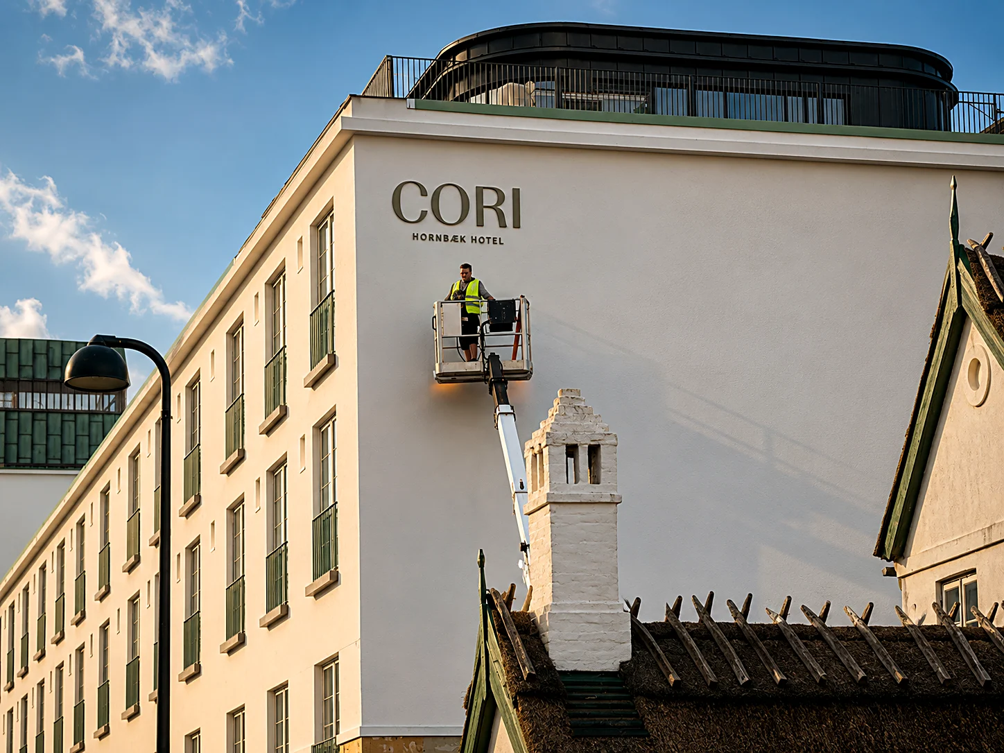 CORI Hornbæk Hotel — facadeskilt over entrédør — billede 9