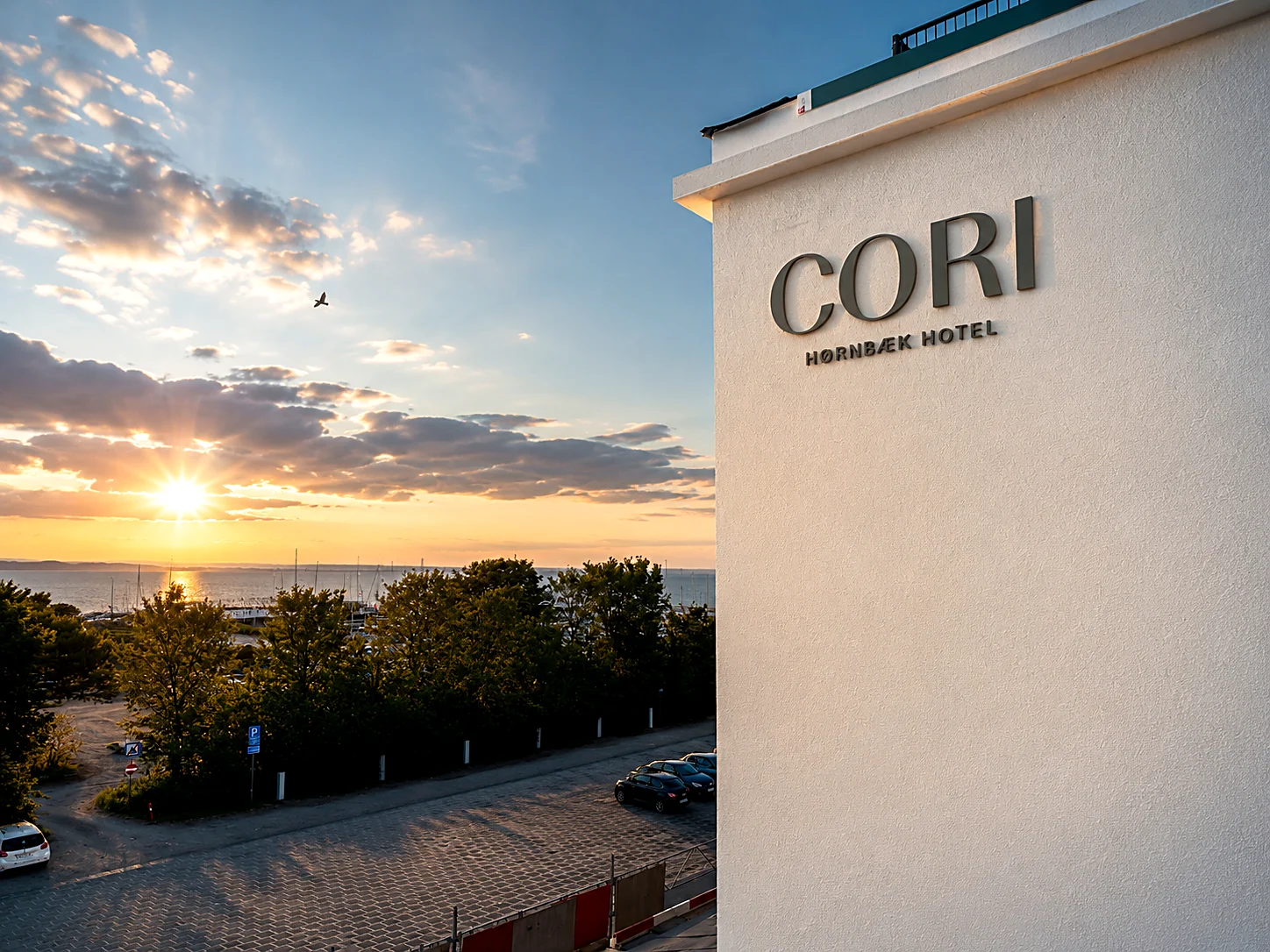 CORI Hornbæk Hotel — facadeskilt over entrédør — billede 12