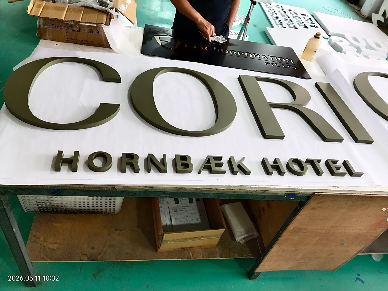 CORI Hornbæk Hotel — facadeskilt over entrédør — billede 14